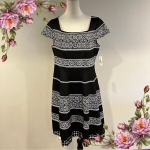 Dressbarn Black and White Floral Mini plus size stretchy Dress size‎ 16